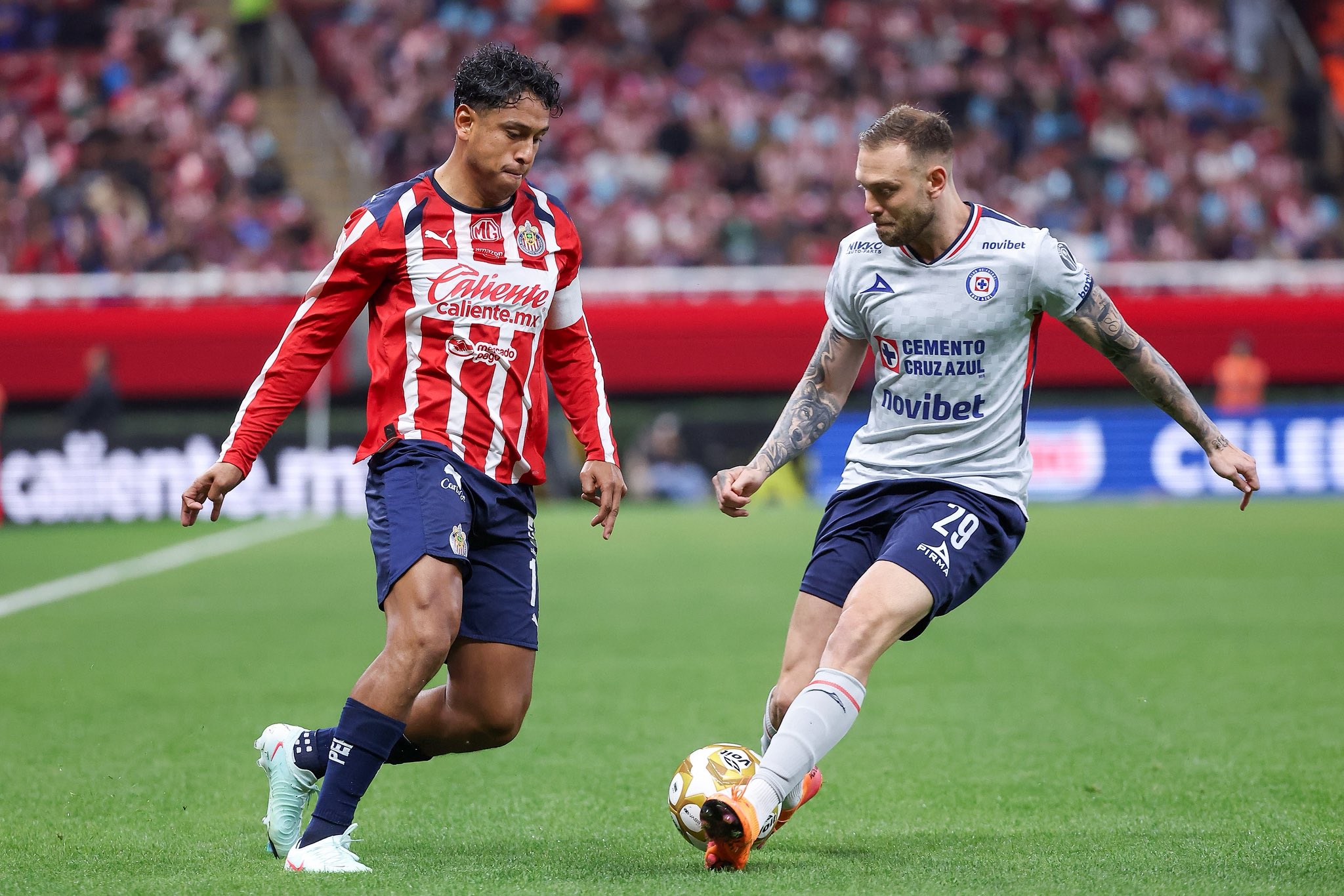 Chivas y Cruz Azul empatan 0-0 en la ida de cuartos del Apertura 2025: todo se definirá en la vuelta