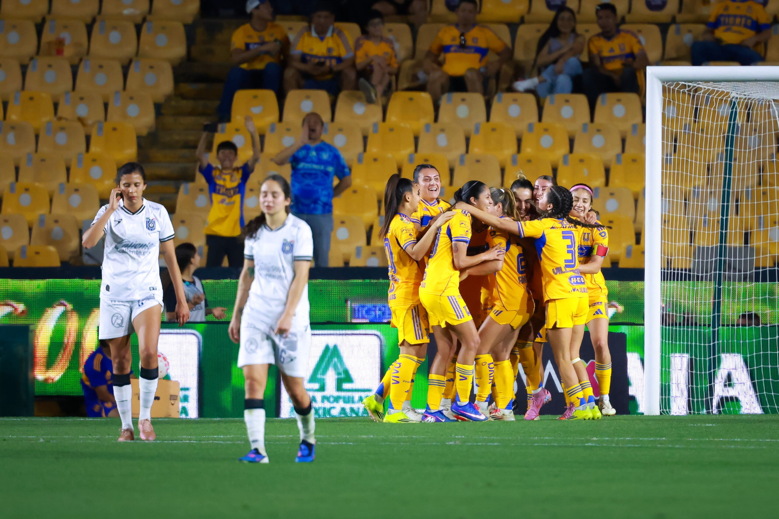 Tigres femenil goleó 6-0 a Gallos