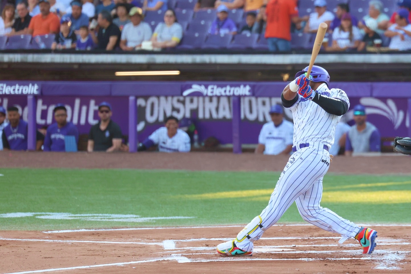 Conspiradores barre los dos primeros con paliza de 11-1 y gana su tercera serie; Piratas rescata el honor el domingo