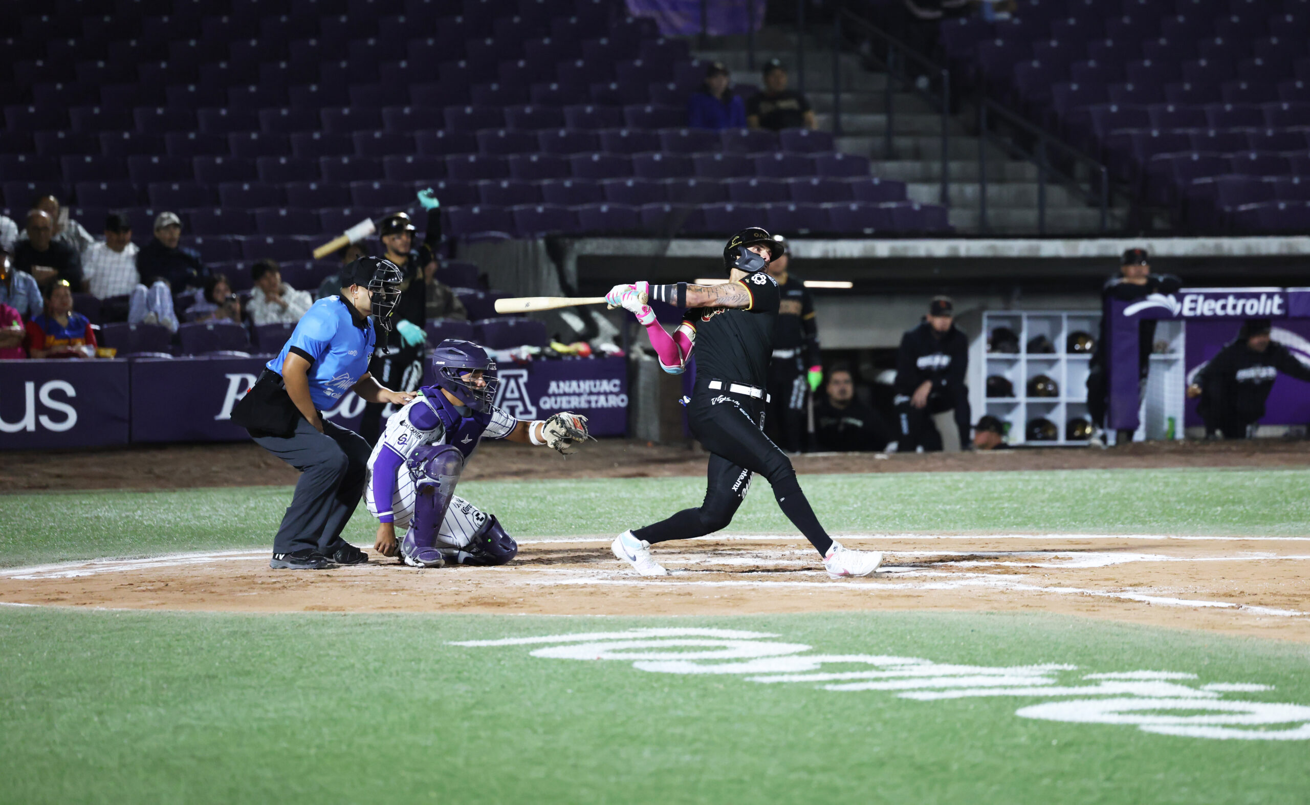 Givin y Barrera someten a Conspiradores: Guerreros de Oaxaca gana el primero de la serie 4-1