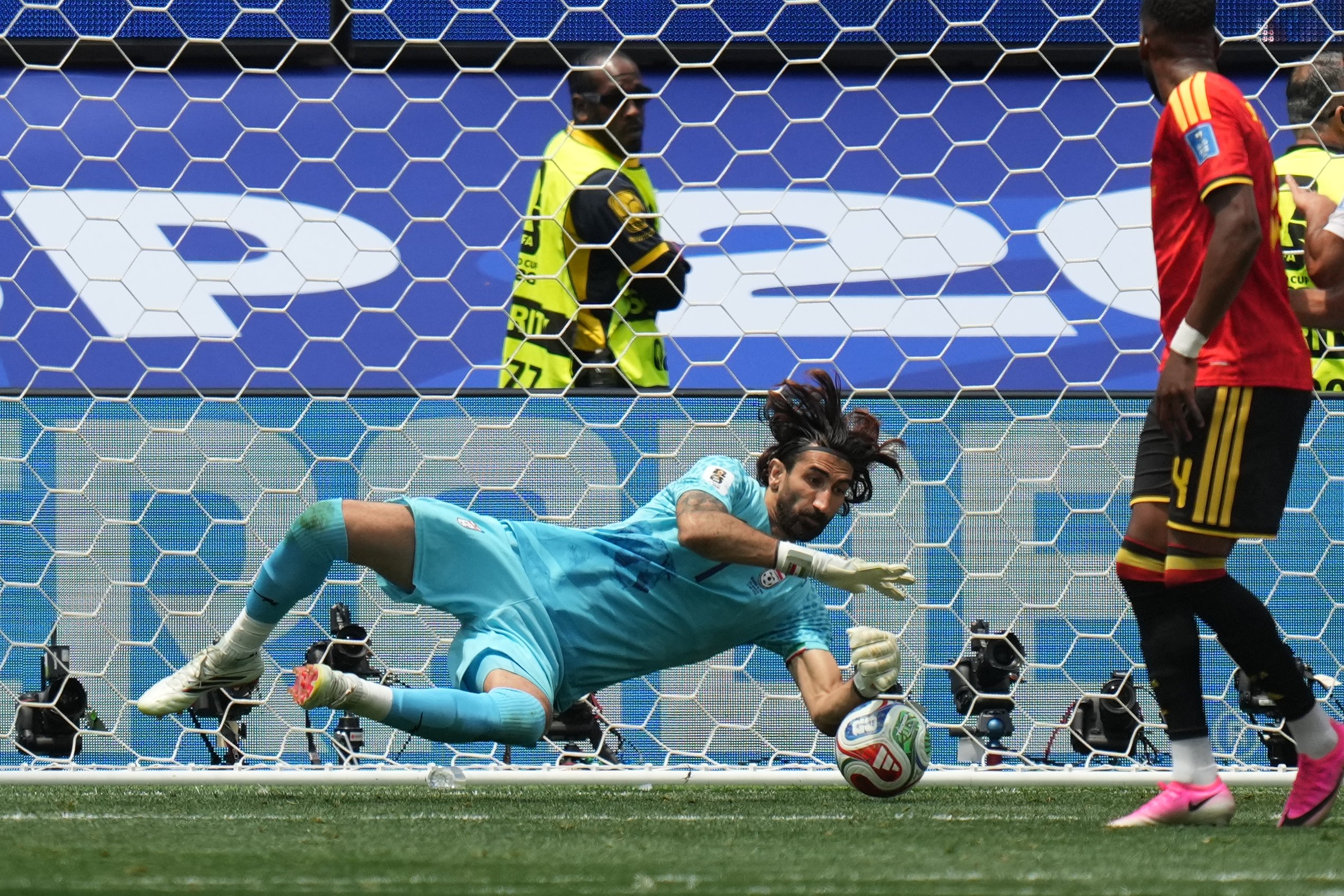Bélgica e Irán empatan 0-0 con una expulsión y un gol anulado por VAR