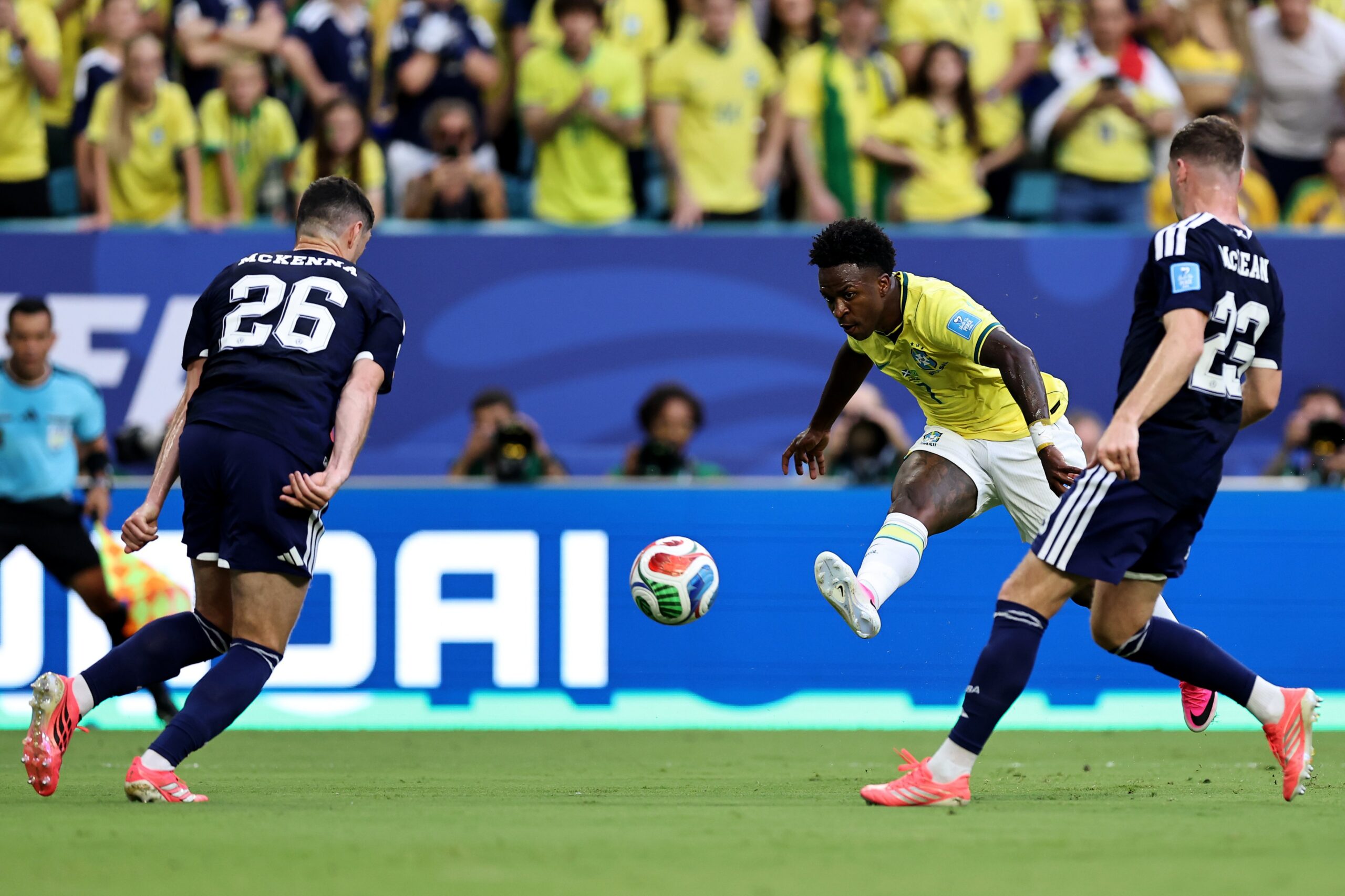 Brasil golea 3-0 a Escocia con el árbitro mexicano César Ramos al frente