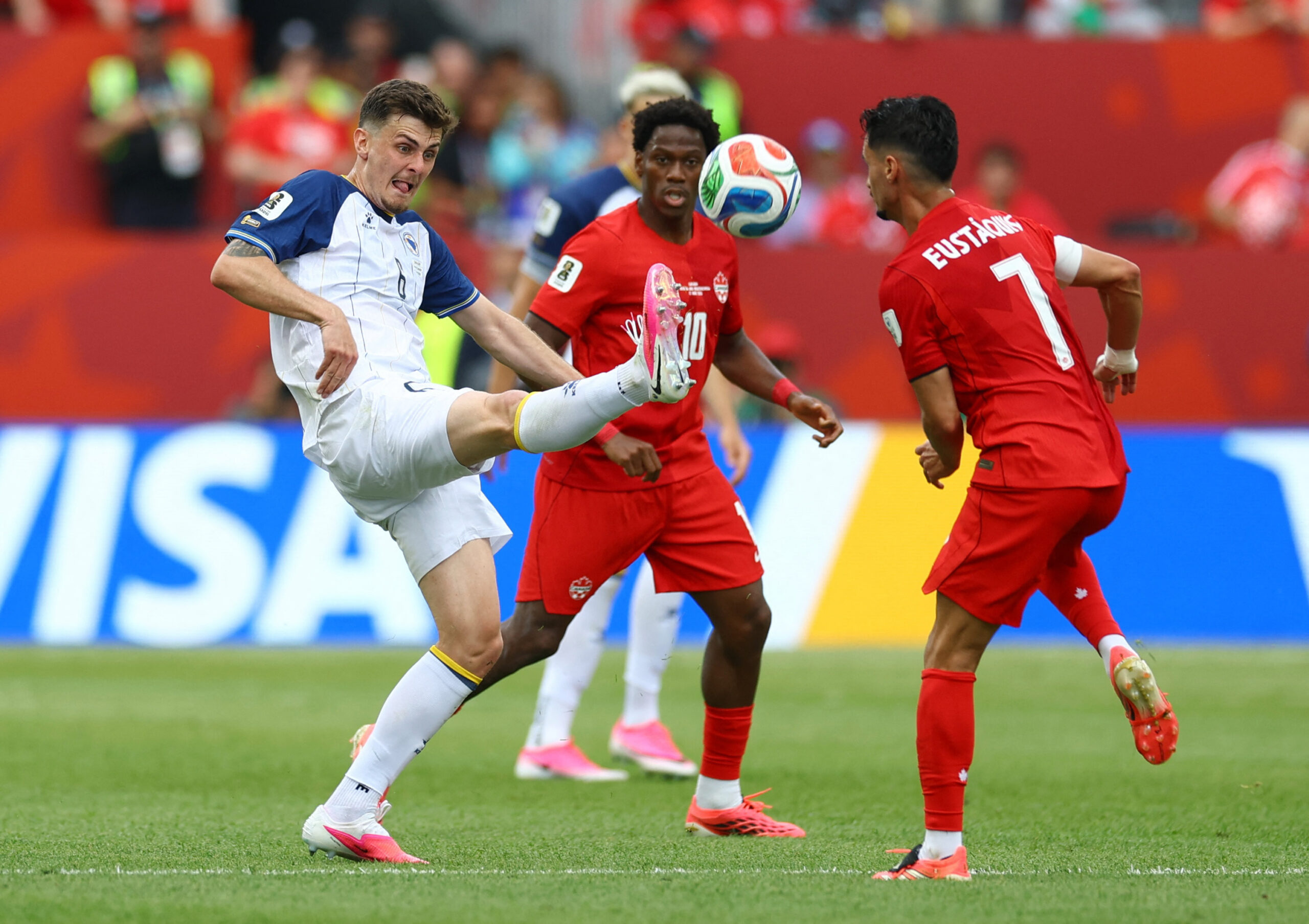 Canadá y Bosnia empatan 1-1 en el debut del Grupo B: Larin evitó la derrota en Toronto