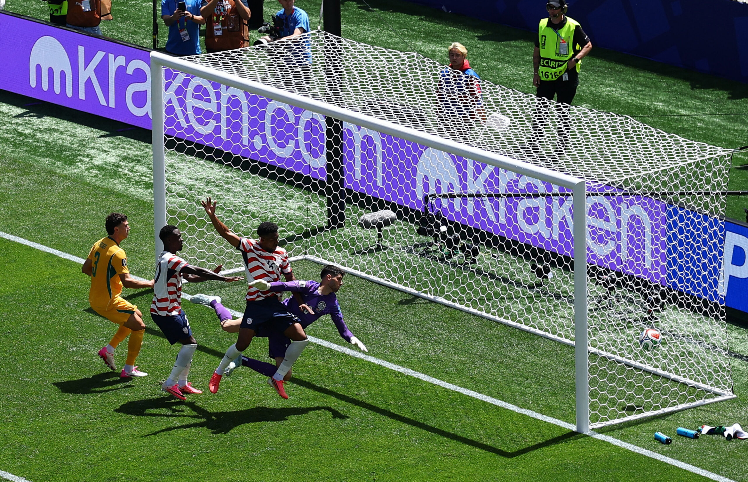 Estados Unidos vence 2-0 a Australia y clasifica a dieciseisavos