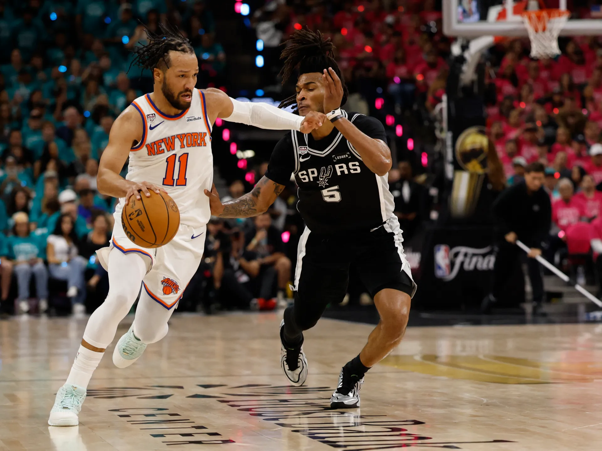 Knicks pegan primero en las Finales NBA 2026. Vencen a Spurs 105-95