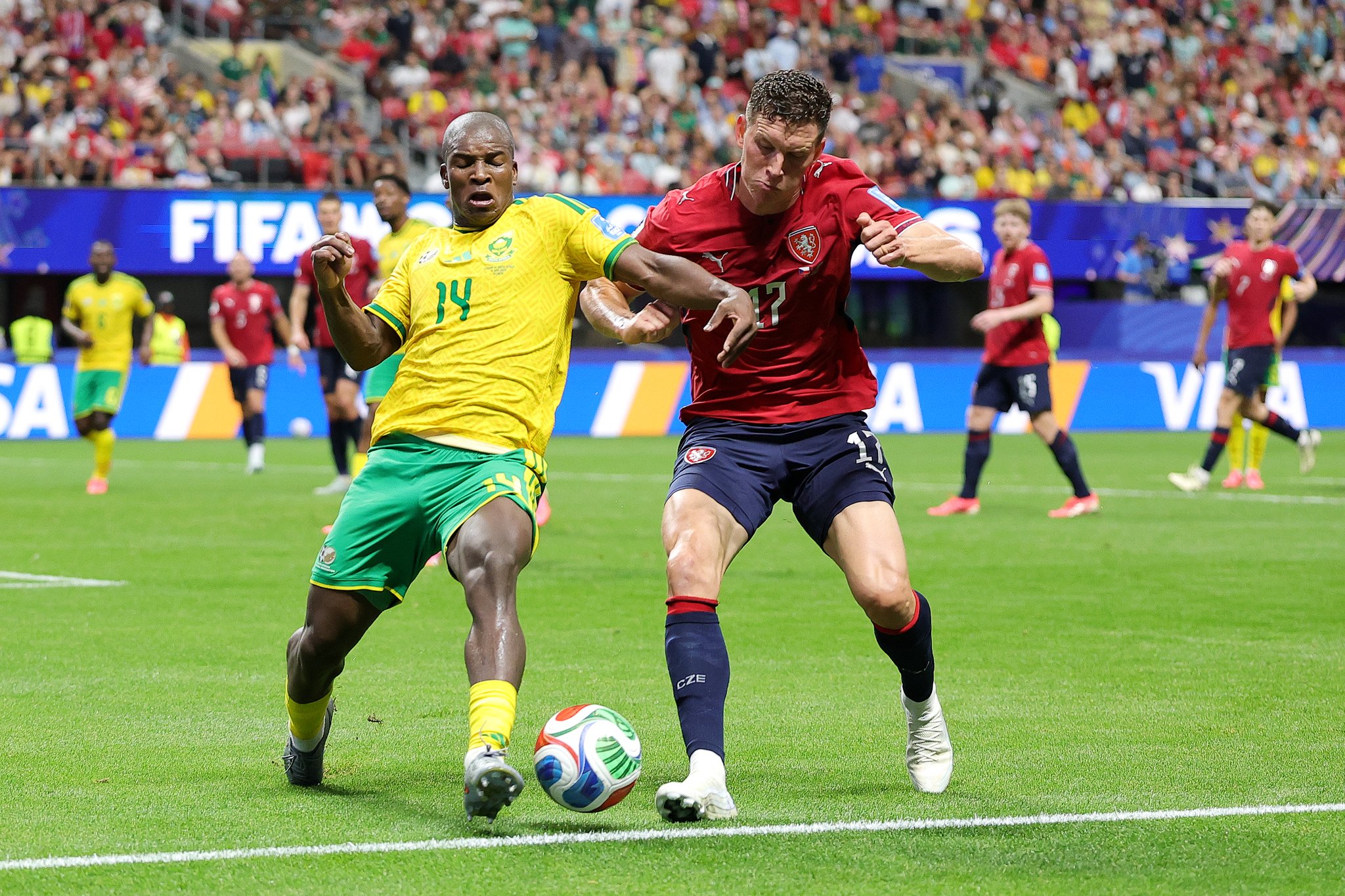 Sudáfrica rescata empate ante Chequia con penal de Mokoena al 83'