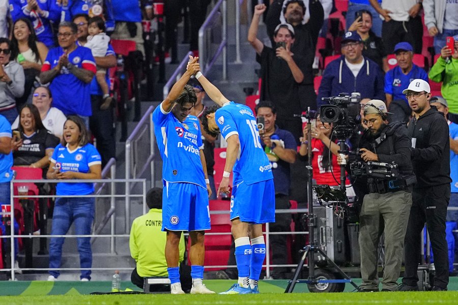 Cruz Azul remonta al Puebla con gol de Christian Ebere y toma el liderato provisional del Apertura 2026