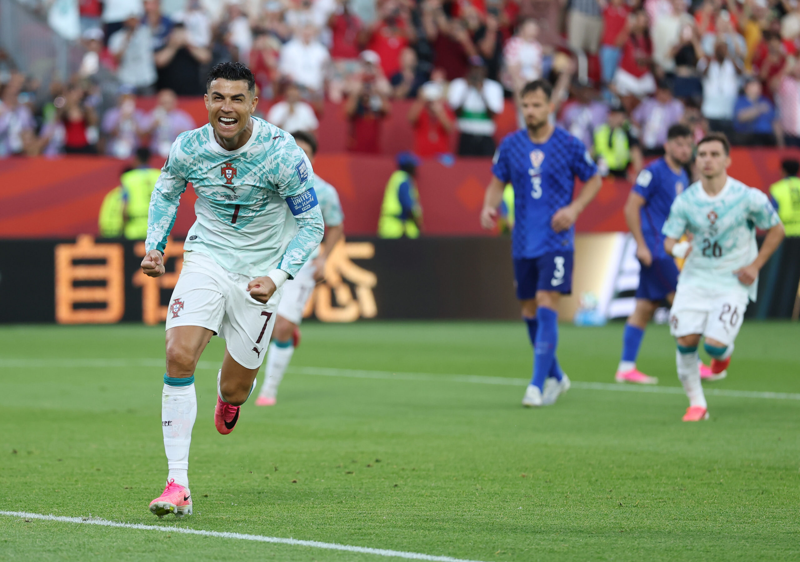 Portugal vence 2-1 a Croacia con polémica del VAR