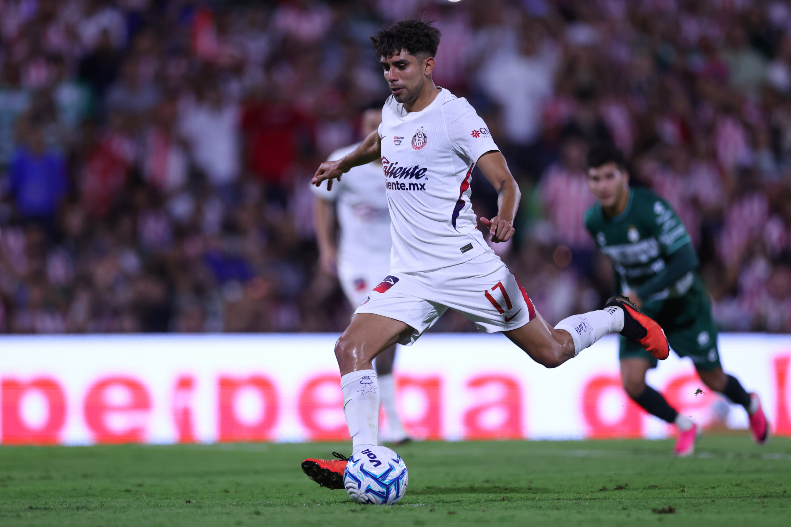 Chivas vence 1-0 a Santos con polémico penal de Ricardo Marín
