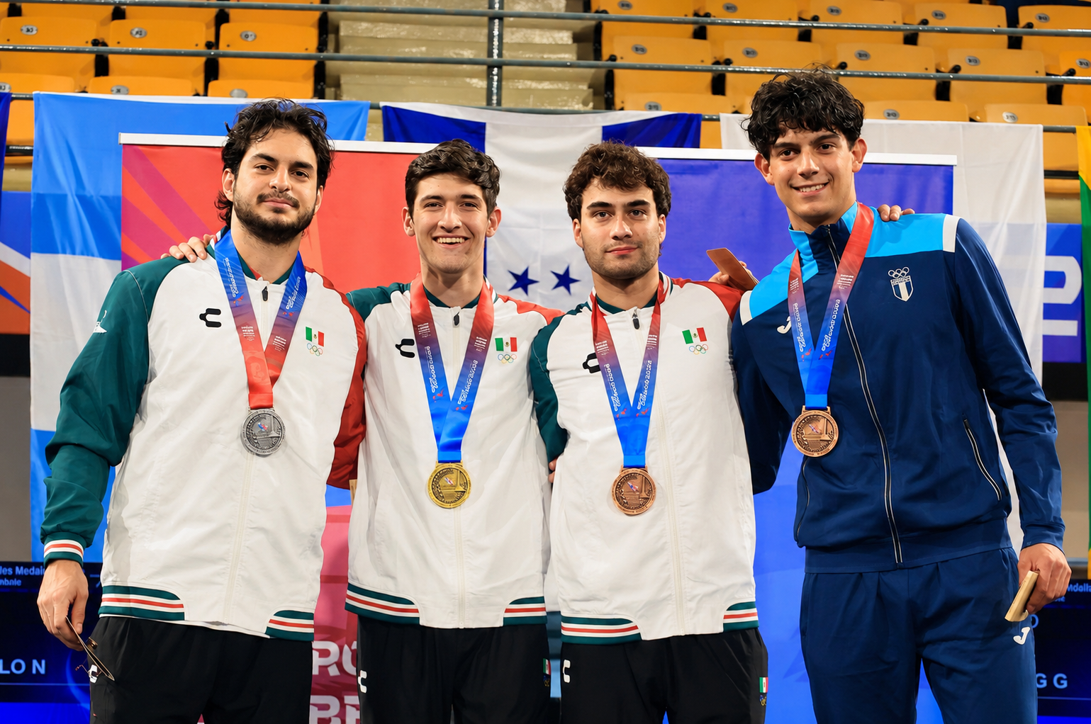 Máximo Azuela conquista el oro en florete y encabeza el 1-2-3 mexicano en Santo Domingo 2026