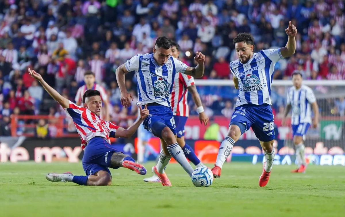Pachuca rescata el empate ante Chivas con un penal de Rondón