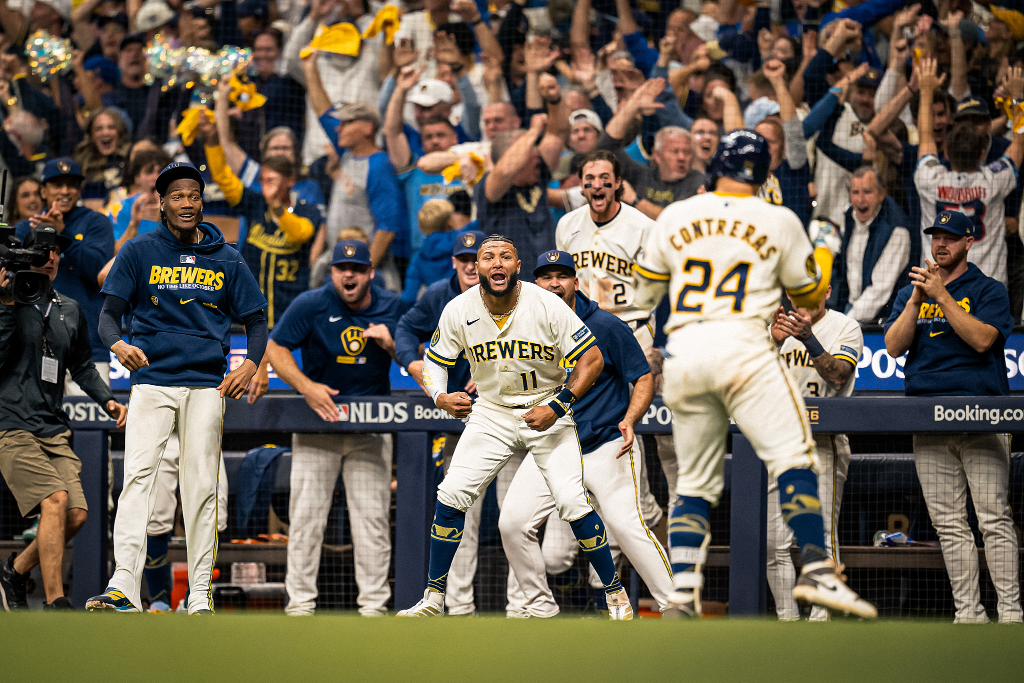 Los Cerveceros celebran durante su triunfo sobre los Padres de San Diego en el Juego 1 de la Serie Divisional de la Liga Nacional