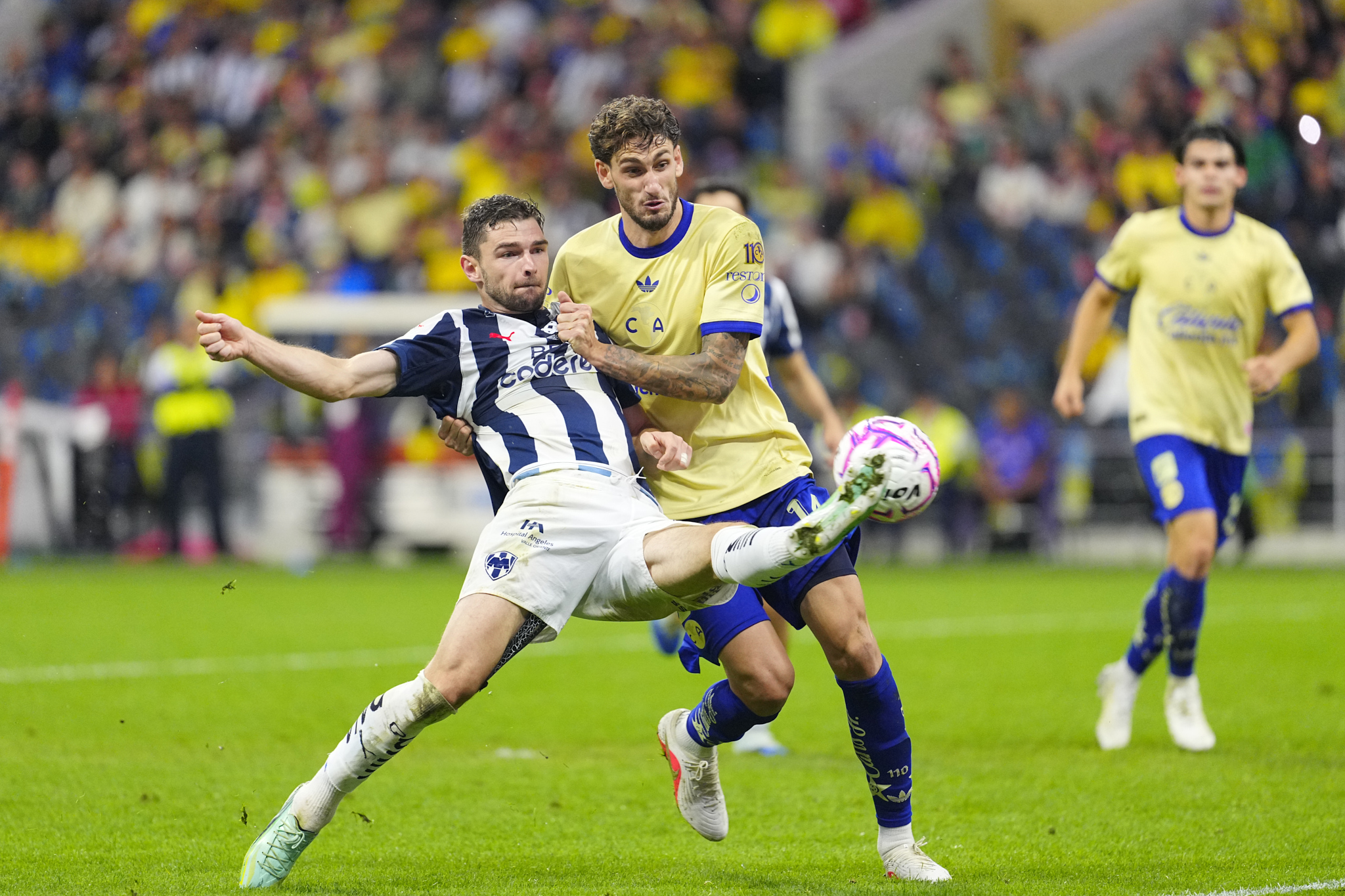 Jugador del América disputa el balón con un futbolista de Rayados durante el empate 1-1 de la Jornada 11