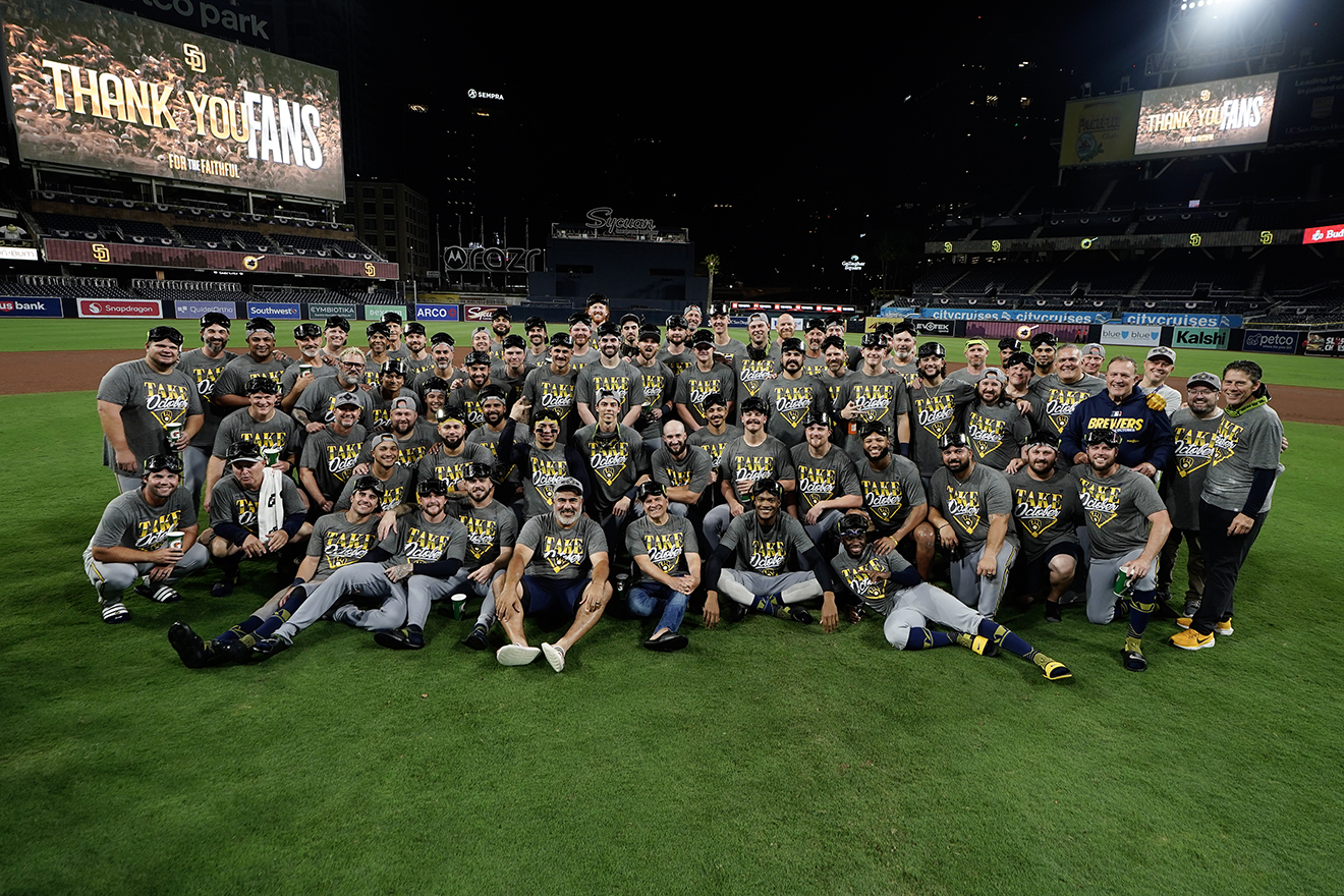Jugadores de los Brewers de Milwaukee celebran su avance a la Serie de Campeonato tras eliminar a los Padres