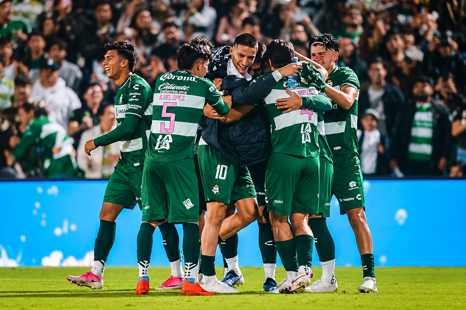 Santos vapuleó a Gallos