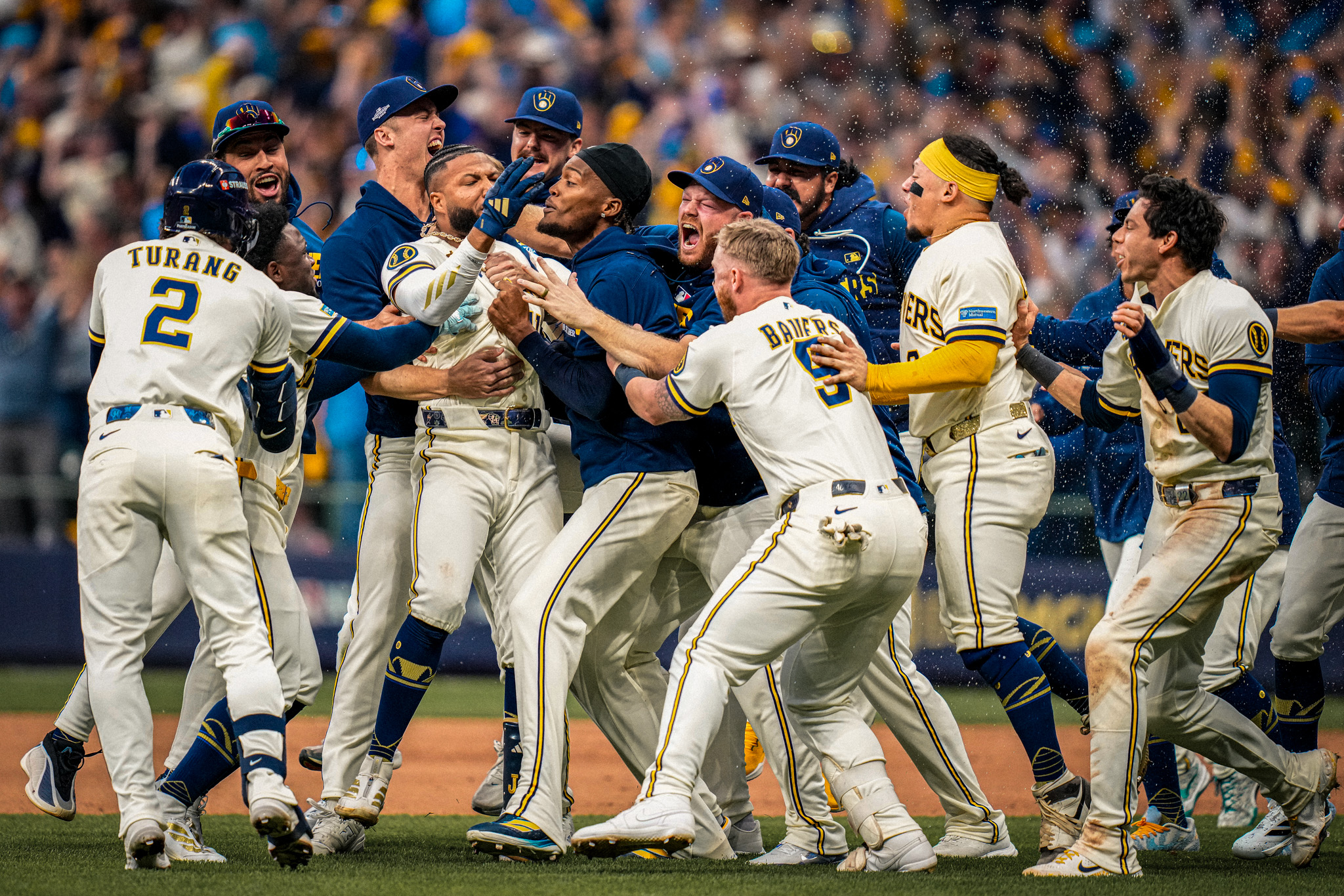 Los Cerveceros de Milwaukee celebran la victoria sobre los Padres de San Diego en el Juego 2 de la Serie Divisional de la Liga Nacional
