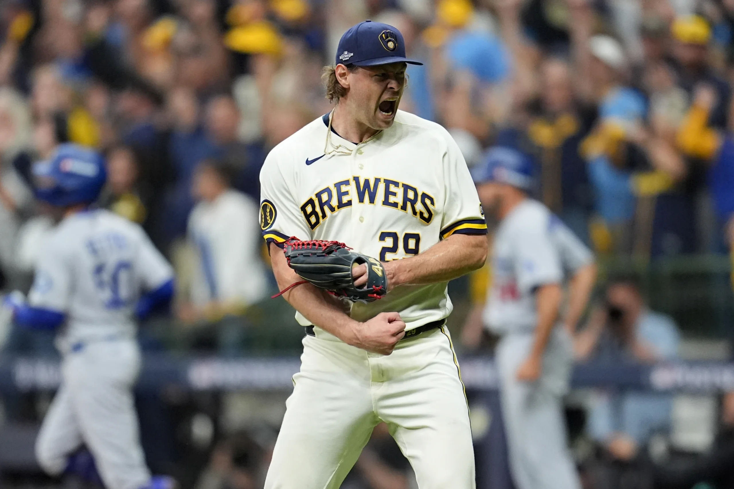 Lanzador de los Cerveceros de Milwaukee celebra durante el Juego 1 de la Serie de Campeonato de la Liga Nacional ante los Dodgers