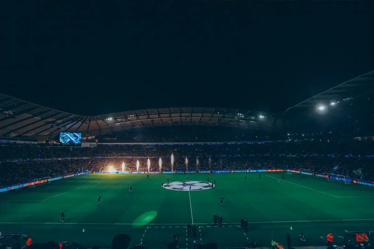 Estadio iluminado durante un partido de la UEFA Champions League