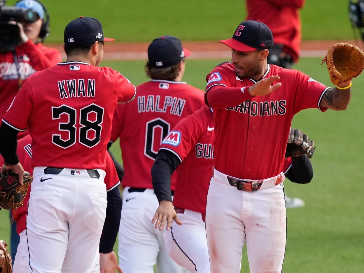 Jugadores de los Cleveland Guardians celebran durante el juego de playoffs ante Tampa Bay