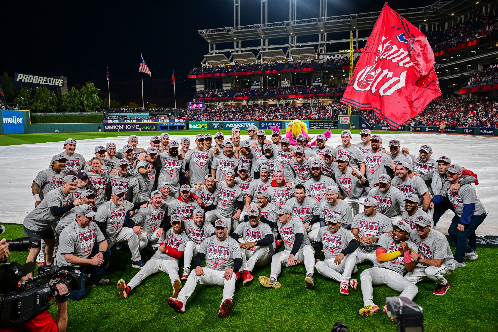 Jugadores de Cleveland Guardians celebran en el campo tras avanzar en los playoffs de MLB 2026