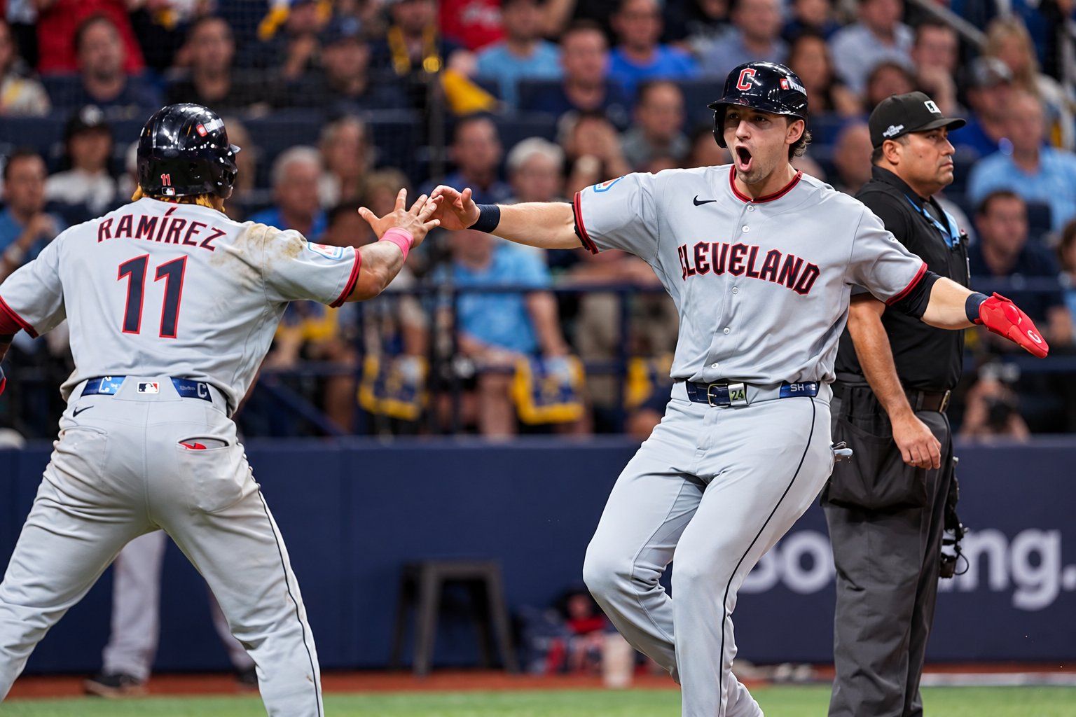 Jugadores de Cleveland Guardians celebran durante el primer juego de la Serie de Campeonato ante Tampa Bay Rays