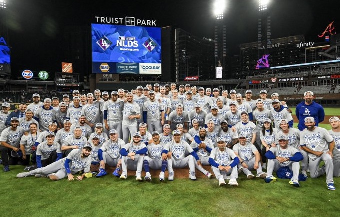 Jugadores de los Dodgers celebran en Truist Park tras eliminar a los Bravos de Atlanta