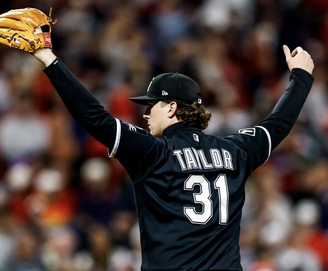 Grant Taylor de los White Sox celebra durante el Juego 2 de la Serie Divisional ante los Guardians