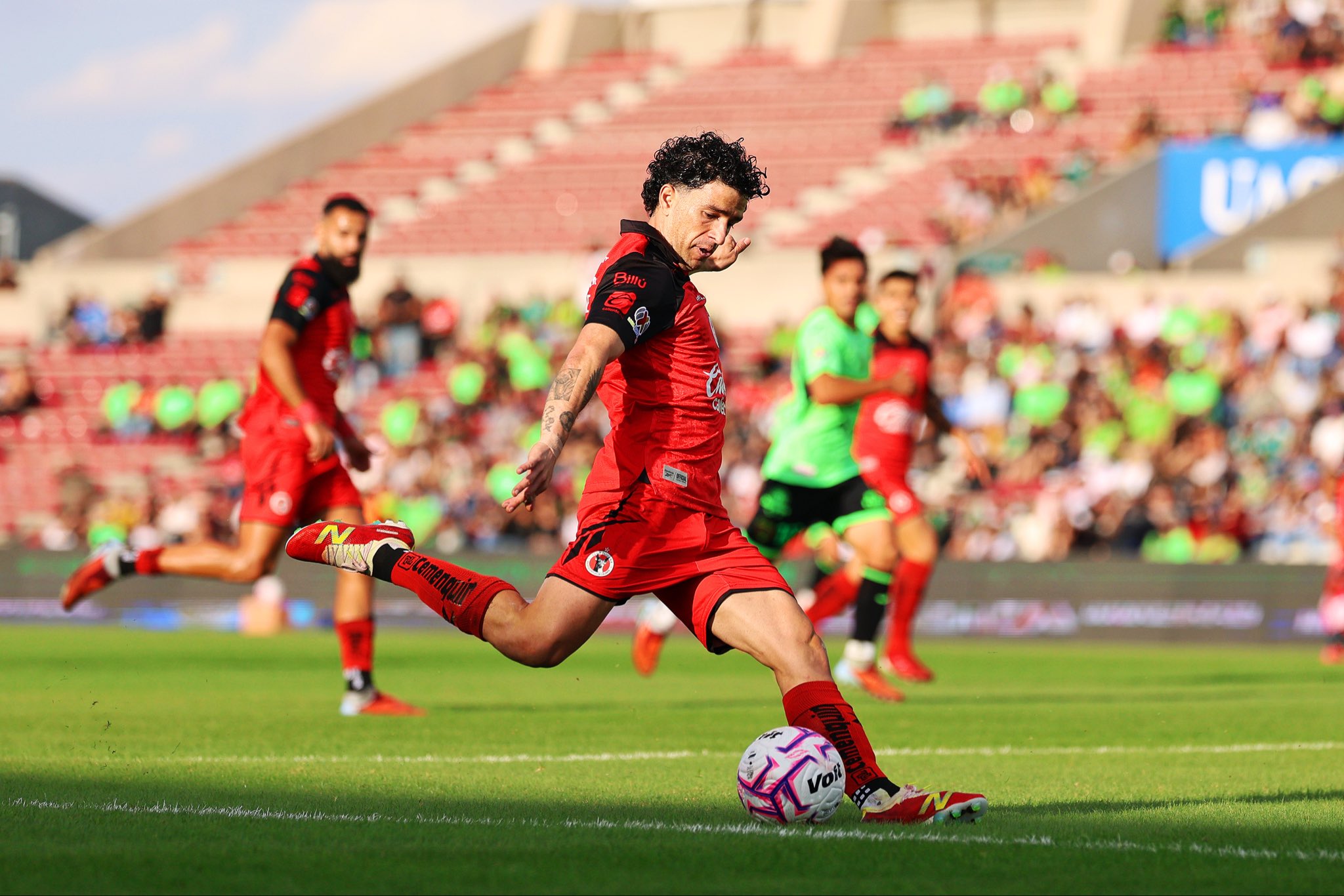 Jugador de Xolos de Tijuana golpea el balón durante el partido ante FC Juárez en la Jornada 11 del Apertura 2026