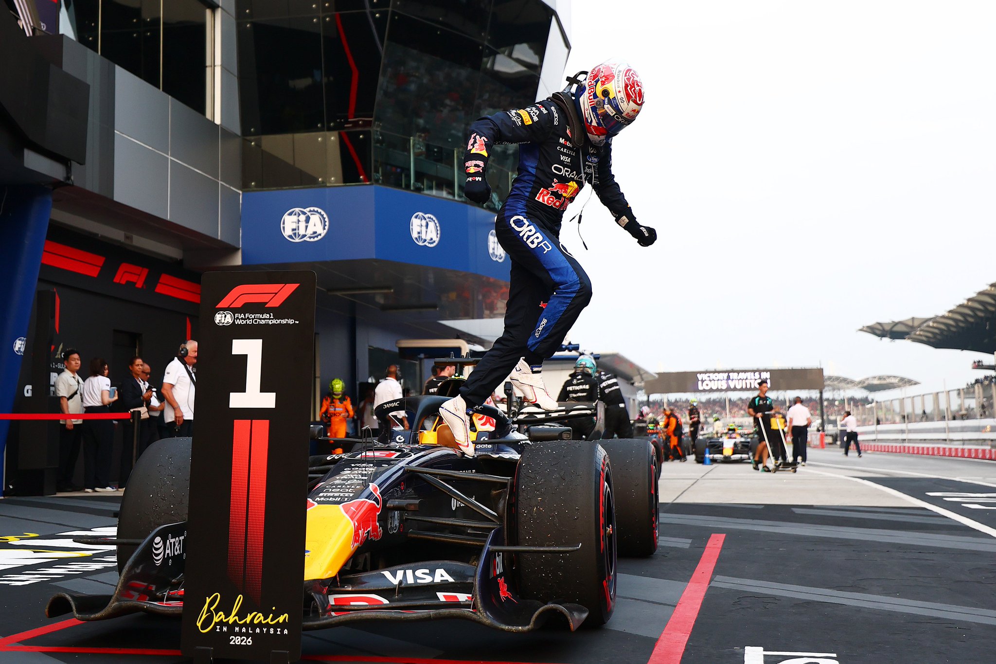 Max Verstappen celebra el triunfo en el Gran Premio de Bahréin 2026 disputado en Malasia sobre su Red Bull