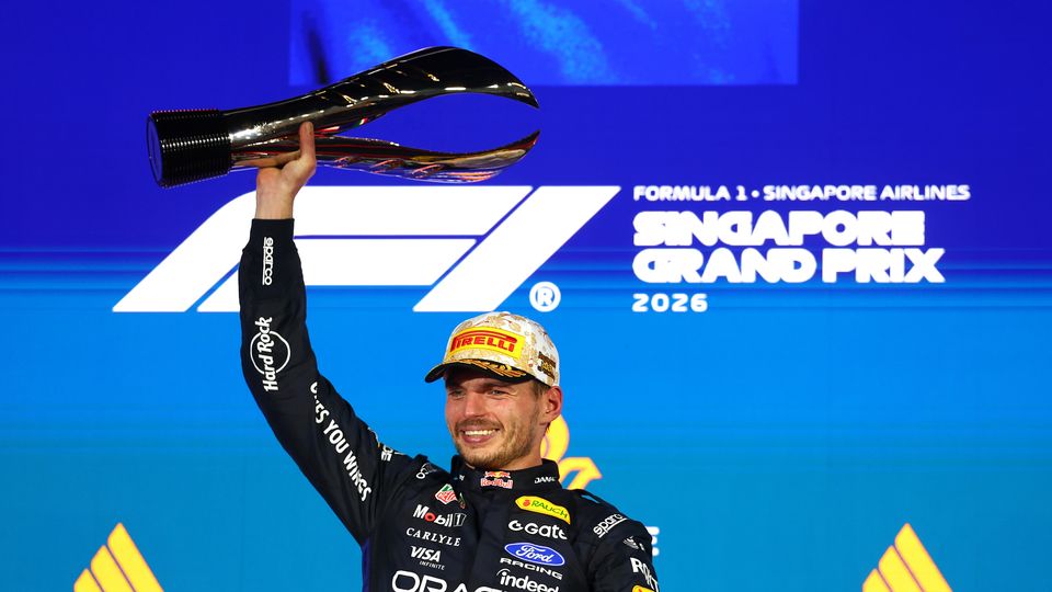 Max Verstappen levanta el trofeo tras ganar el Gran Premio de Singapur 2026
