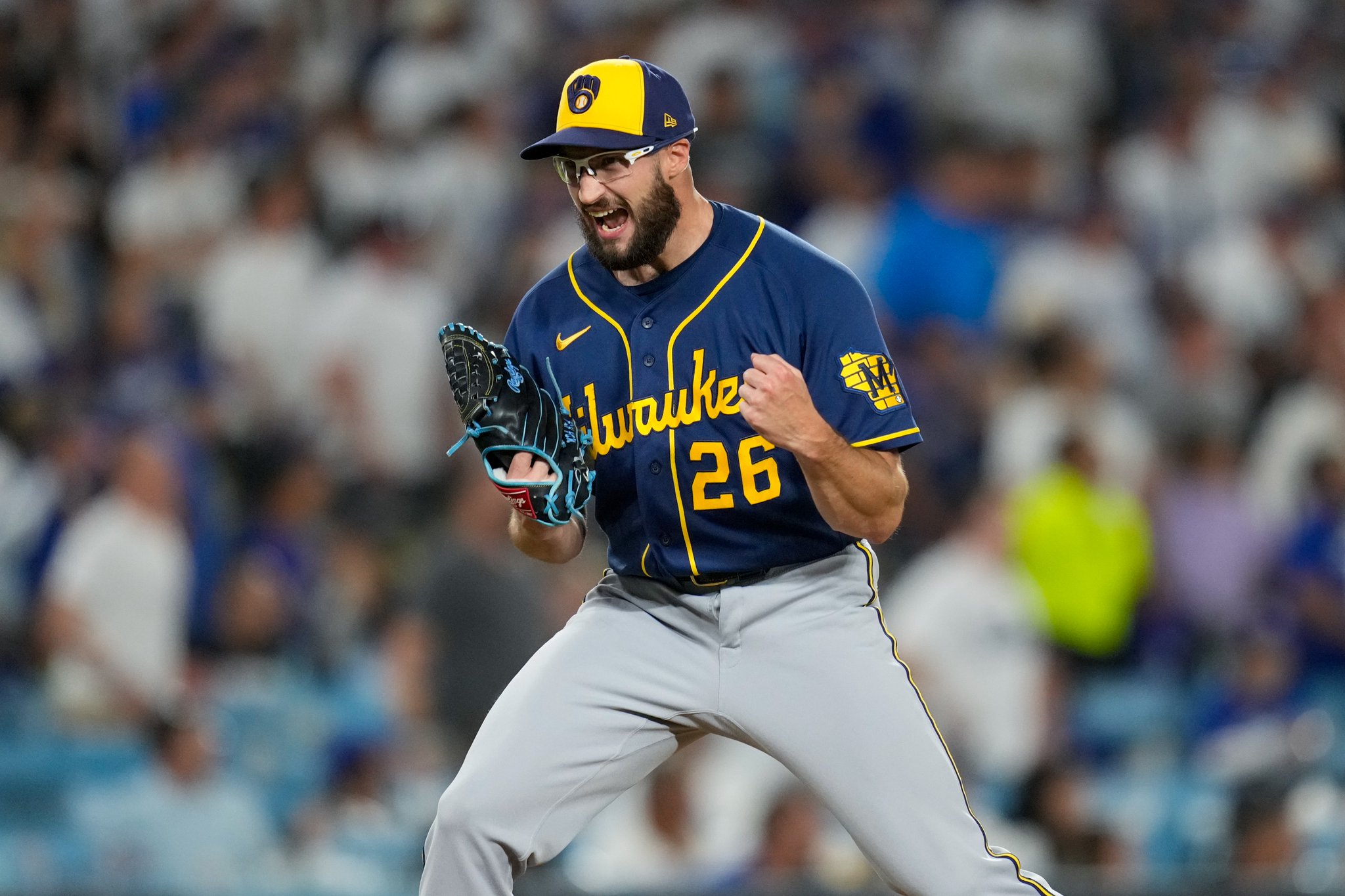Lanzador de los Milwaukee Brewers celebra durante el juego de postemporada ante Los Angeles Dodgers