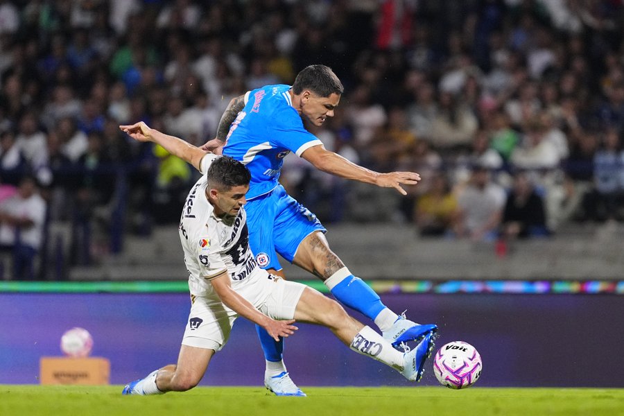 Un jugador de Cruz Azul disputa el balón con un futbolista de Pumas durante el empate 3-3 en la Jornada 11 del Apertura 2026