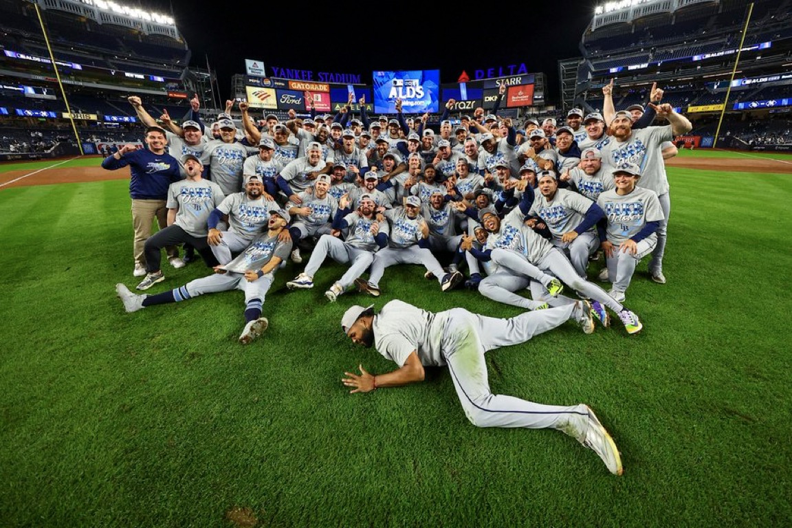 Jugadores de Tampa Bay Rays celebran en el Yankee Stadium tras eliminar a los Yankees en los playoffs de la MLB 2026