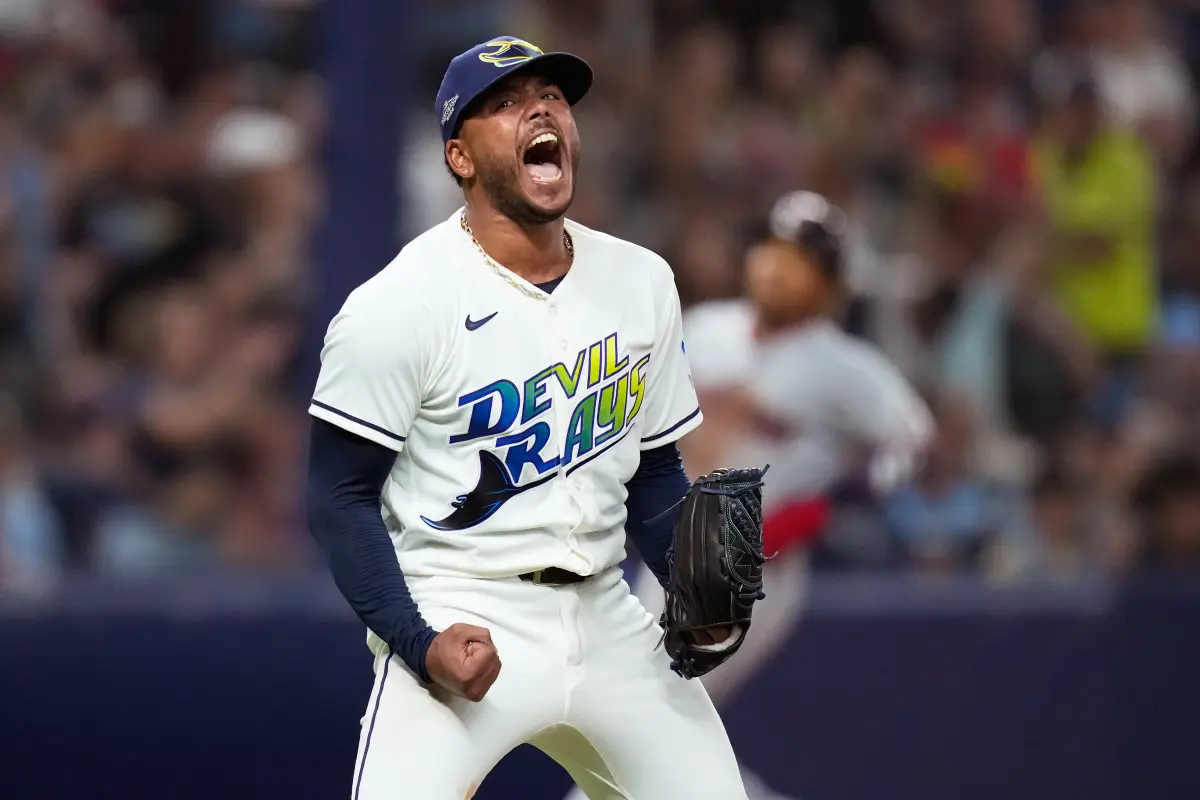 Lanzador de los Tampa Bay Rays celebra durante el segundo juego de la Serie de Campeonato ante los Guardianes de Cleveland