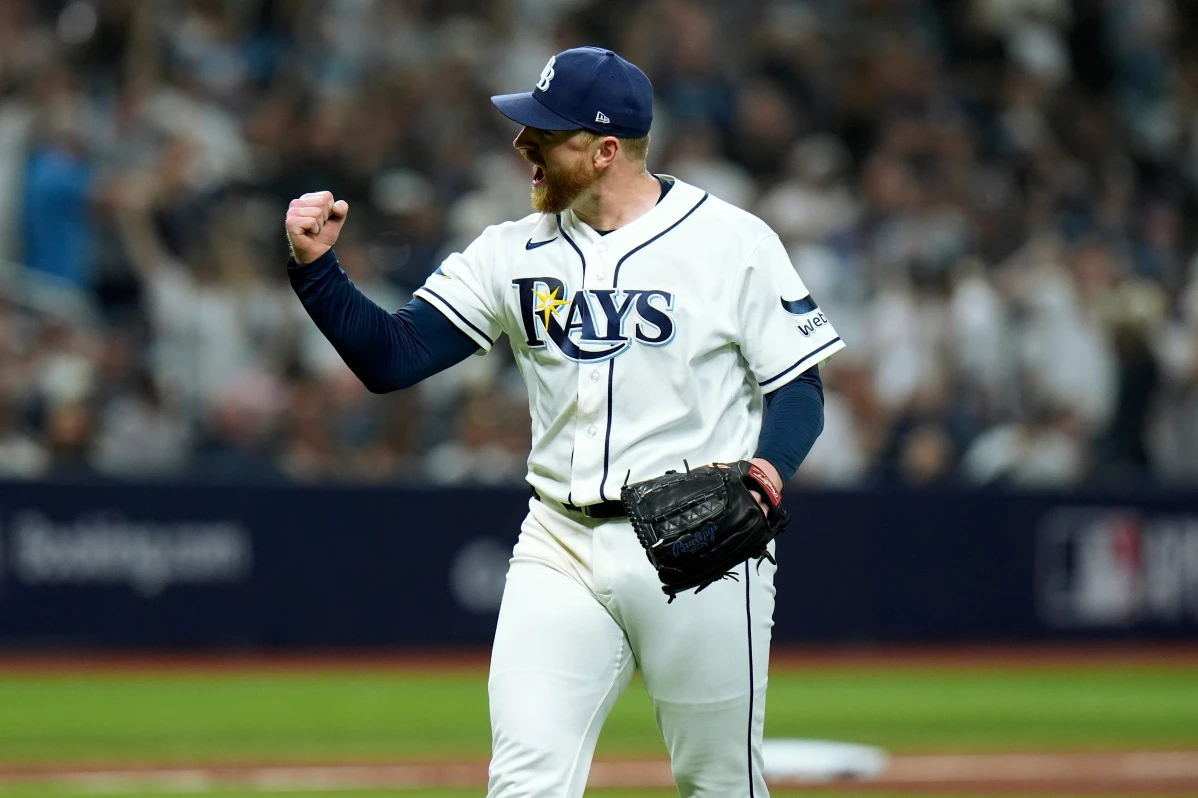 Drew Rasmussen celebra durante el triunfo de los Rays de Tampa Bay sobre los Yankees de Nueva York en la Serie Divisional de la Liga Americana
