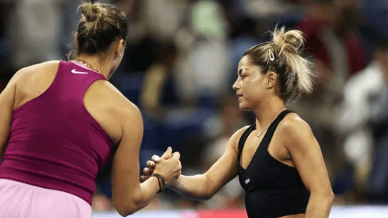 Renata Zarazúa y Aryna Sabalenka se saludan tras su partido del China Open 2026