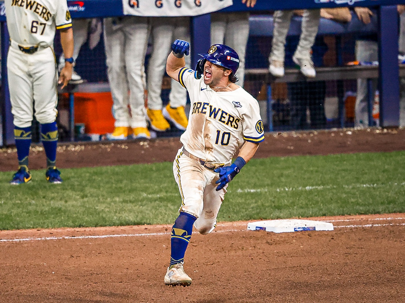 Sal Frelick celebra mientras recorre las bases tras su jonrón en el Juego 2 de la Serie Mundial