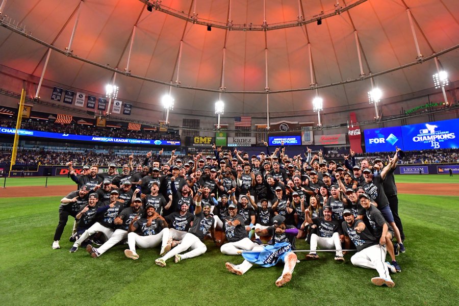 Los Tampa Bay Rays celebran en el campo su clasificación a la Serie Mundial 2026.